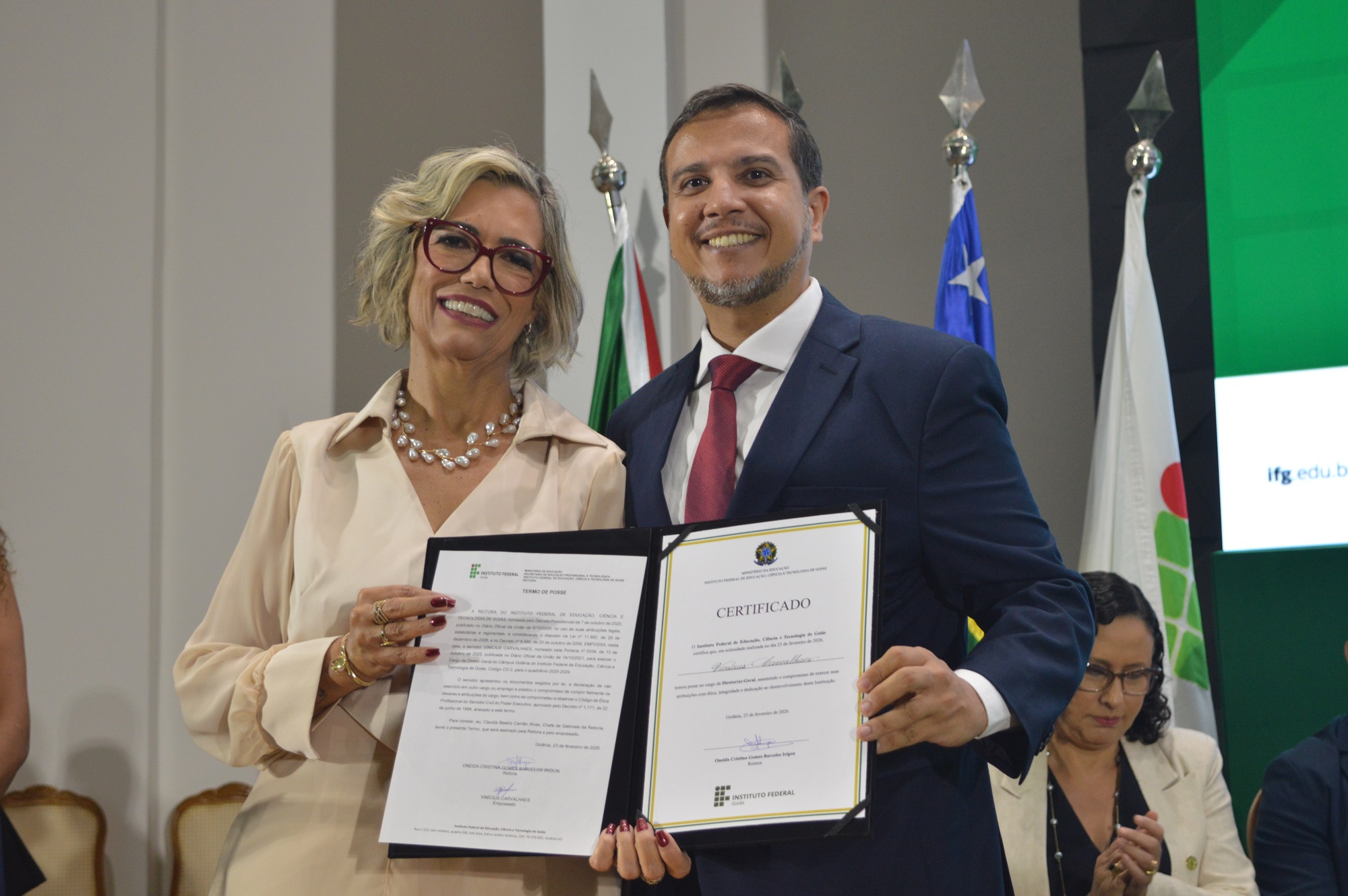O Diretor-Geral do Câmpus Goiânia do IFG, professor Vinícius Carvalhaes, assinou o termo de posse durante a solenidade presidida pela Reitora do IFG, professora Oneida Irigon.